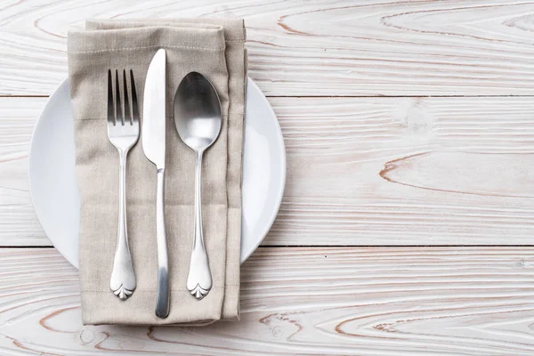 boş tabak kaşık çatal ve bıçak masada