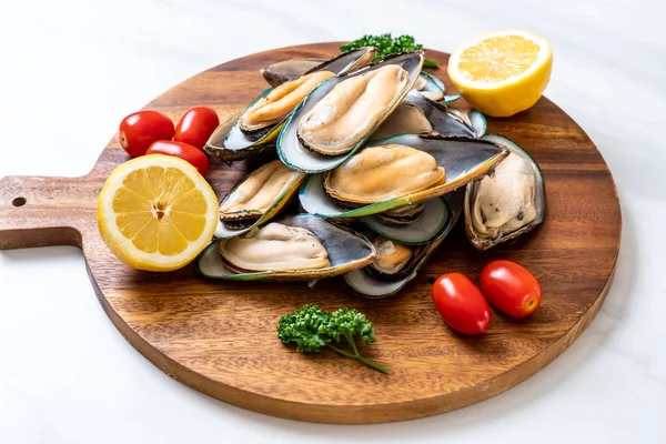malzemelerle ahşap tahta üzerinde taze midye