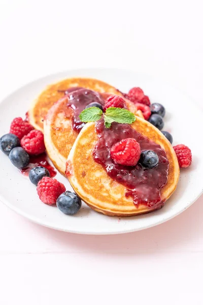 Crêpe Soufflée Aux Framboises Bleuets Frais — Photo