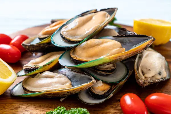 malzemelerle ahşap tahta üzerinde taze midye