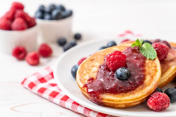 Taze ahududu ve yabanmersinli gözleme.