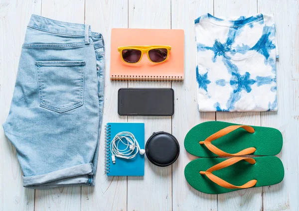 Mäns Casual Outfits Resenären Sommarsemester Trä Bakgrund — Stockfoto