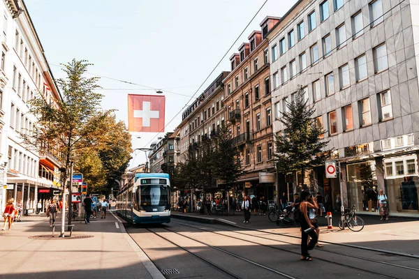 Zürih, İsviçre - 23 Ağustos 2018: Zürih Şehri, İsviçre kaldırımlarda insanlar yürüyüş yaparken bir tramvay merkezi Bahnhofstrasse sürücüler.