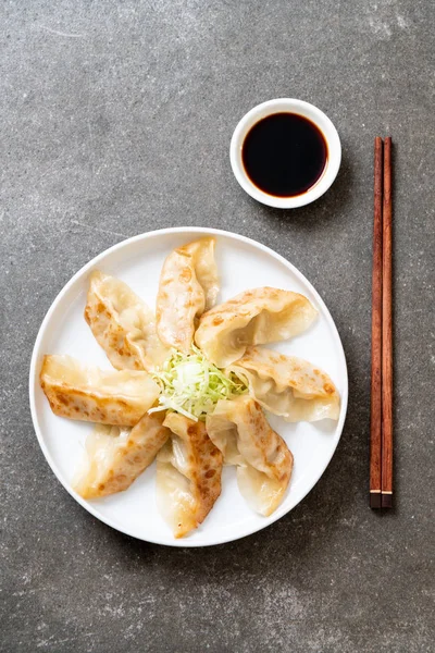 Japon gyoza 'sı ya da soya soslu hamur tatlısı.