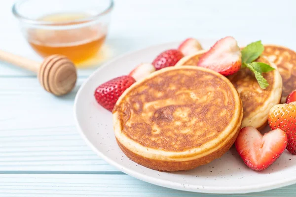 Souffleurpfannkuchen Mit Frischen Erdbeeren — Stockfoto