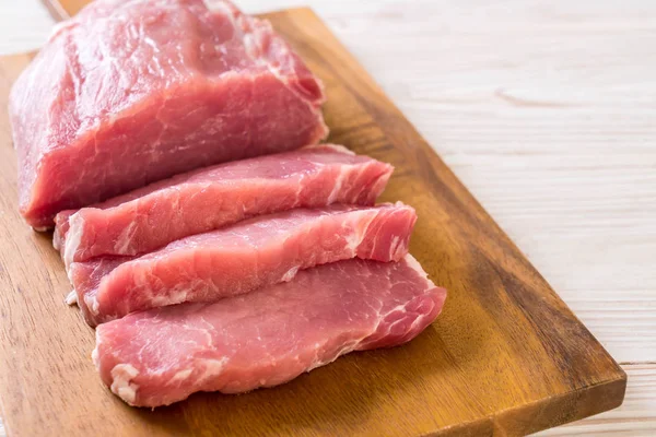 taze domuz ham filetosu ahşap tahta üzerinde