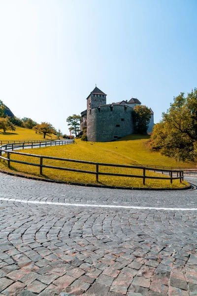 Güzel mimari Kalesi'nde Vaduz, Liechtenstein Prens mavi gökyüzü ile resmi konutu