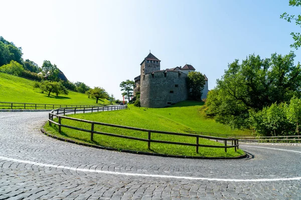 Piękna Architektura Zamku Vaduz Oficjalną Rezydencją Księcia Liechtensteinu Błękitnego Nieba — Zdjęcie stockowe