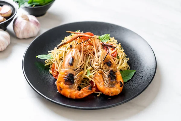 ızgara karides ve domates - İtalyan Füzyon gıda tarzı ile tavada kızartılmış spagetti