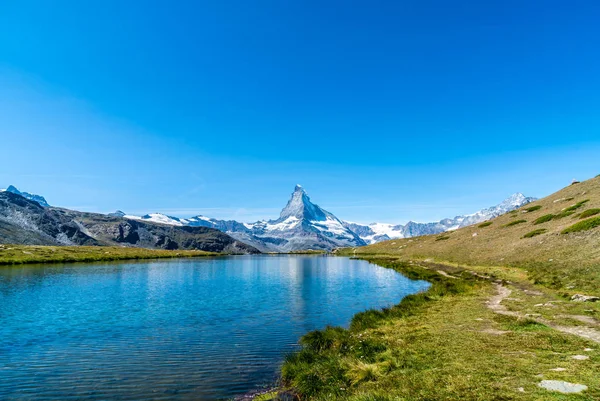 洛文兹 麦特洪与 Stellisee 湖在瑞士的策尔马特 — 图库照片