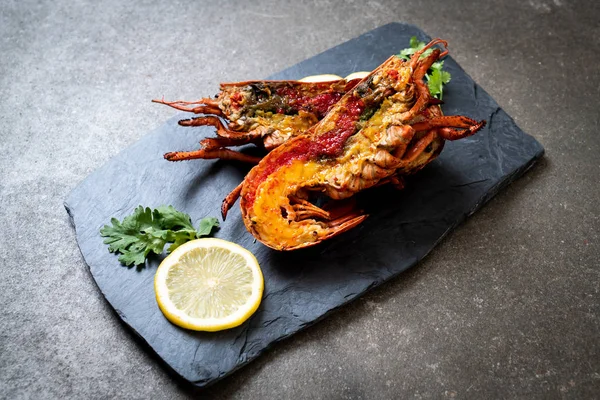 Limonlu ızgara ıstakoz biftek.