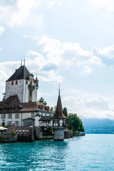 Thun Gölü arka planda İsviçre ile Oberhofen kalesinde güzel mimari