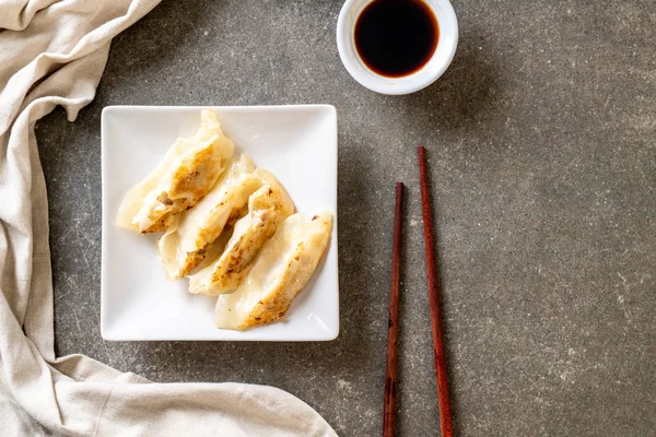 Japon gyoza 'sı ya da soya soslu hamur tatlısı.