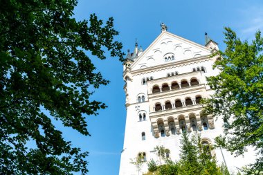 Neuschwanstein Şatosu Almanya'da Bavyera Alpleri, mavi gökyüzü ile güzel mimari