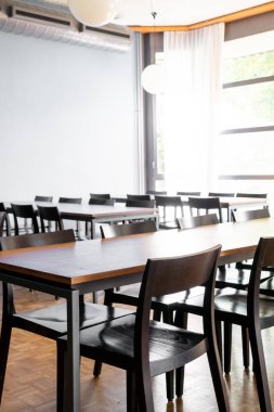 Boş masa ve sandalye restoranda