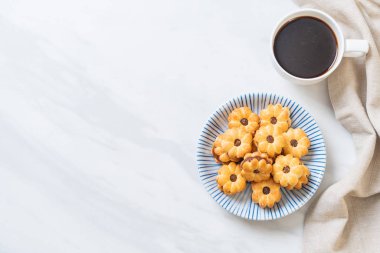 Hindistan cevizli bisküvi ve ananas reçeli.