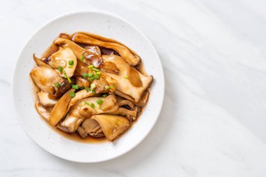 İstiridye soslu kızarmış kral istiridye mantarı. Sağlıklı, vejetaryen ya da vejetaryen yemek tarzı.