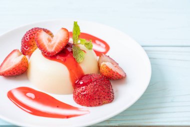 taze çilek - sağlıklı yemek ve tatlı ile yoğurt puding