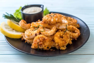 Kızarmış squids ve ahtapot (kalamar) soslu - sağlıksız gıdalar