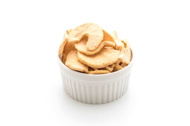 Beyaz arka plan üzerinde izole kurutulmuş elma cips