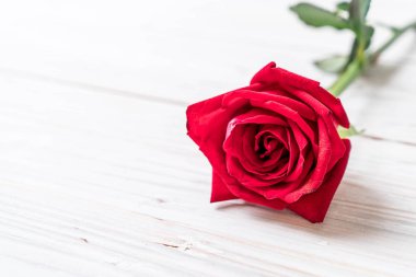 ahşap arka plan üzerinde kırmızı gül