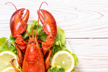 taze Haşlanmış istakoz sebze ve limon ile