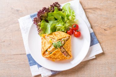 Bir omlet sarma sebzeli aromalı kızarmış pirinç