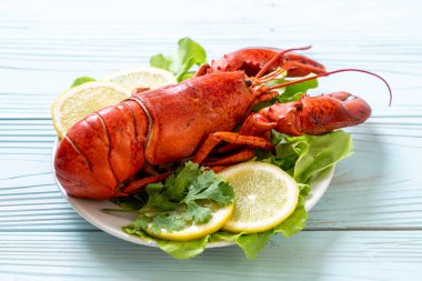 taze Haşlanmış istakoz sebze ve limon ile