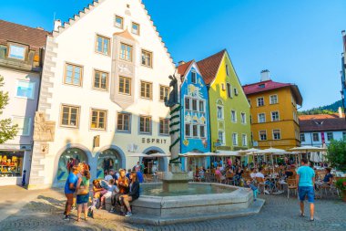 Fussen, Almanya - 28 Ağustos 2018: Street Cafe Fussen eski şehir şehir merkezinde. Fussen Bavaria, Almanya için küçük bir kasabadır.