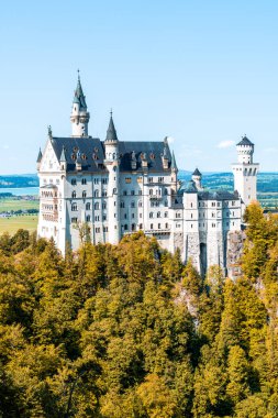 Neuschwanstein Şatosu Almanya'da Bavyera Alpleri, mavi gökyüzü ile güzel mimari