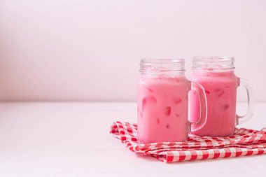 pembe çilek milkshake ahşap üzerine