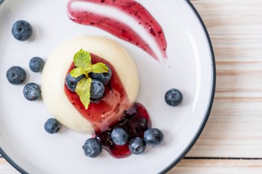 yoğurt puding taze yaban mersini - sağlıklı yemek ve tatlı ile