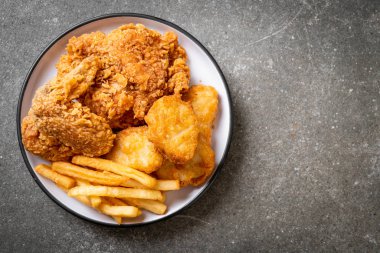 Kızarmış tavuk, patates kızartması ve nugget yemeği. Abur cubur ve sağlıksız yemek.