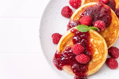 Taze ahududu ve beyaz arka plan üzerinde izole frambuaz sos ile gözleme