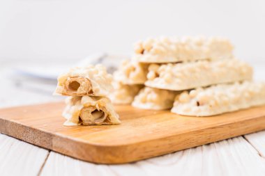 beyaz çikolata karamel ve gevrek gevrek ahşap bar ile