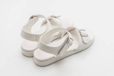 Kadınlar beyaz arka plan üzerinde izole sandalet deri