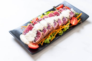 Sebze salatası ve soslu taze ton balığı. Sağlıklı yiyecek.