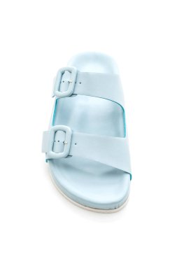 Kadınlar beyaz arka plan üzerinde izole sandalet deri