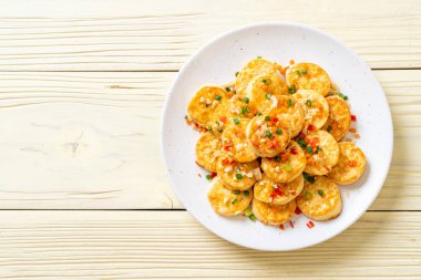 Sahanda yumurta yumuşak tofu sarımsak - sağlıklı, vegan ve sebze gıda tarzı