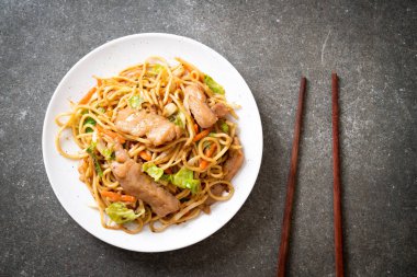tavada kızartılmış yakisoba noodle pork - Asya gıda tarzı ile
