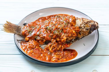 Derin kızarmış balık biber sosu ile