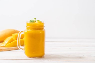 taze mango smoothies - sağlıklı yiyecek ve içecek konsepti