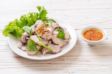 Soslu ve sebzeli haşlanmış balık sosu.