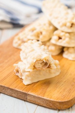 beyaz çikolata karamel ve gevrek gevrek ahşap bar ile