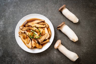 İstiridye soslu kızarmış kral istiridye mantarı. Sağlıklı, vejetaryen ya da vejetaryen yemek tarzı.