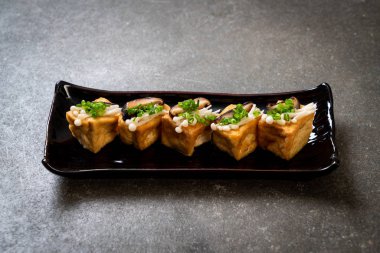 Shitake Mantarlı ızgara Tofu ve Altın İğne Mantarı - sağlıklı, vejetaryen veya vejetaryen yemek tarzı