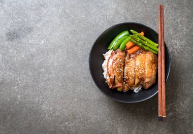 Teriyaki tavuk pilav kasesi - Asya gıda tarzı