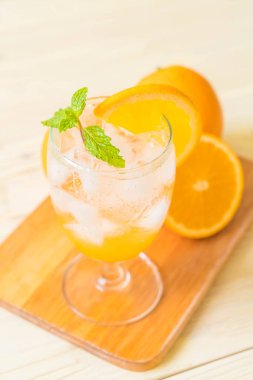 yanında da soda ahşap masa portakal suyu