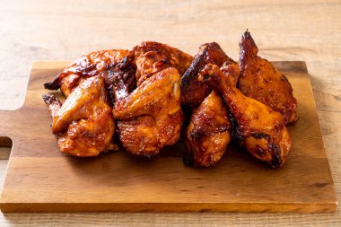 Masada ızgara ve ızgara tavuk.