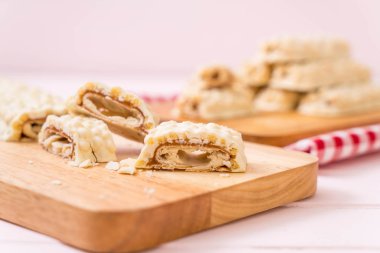 beyaz çikolata karamel ve gevrek gevrek ahşap bar ile